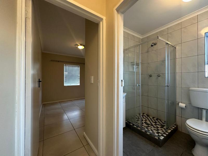 To Let 2 Bedroom Property for Rent in Oakglen Western Cape